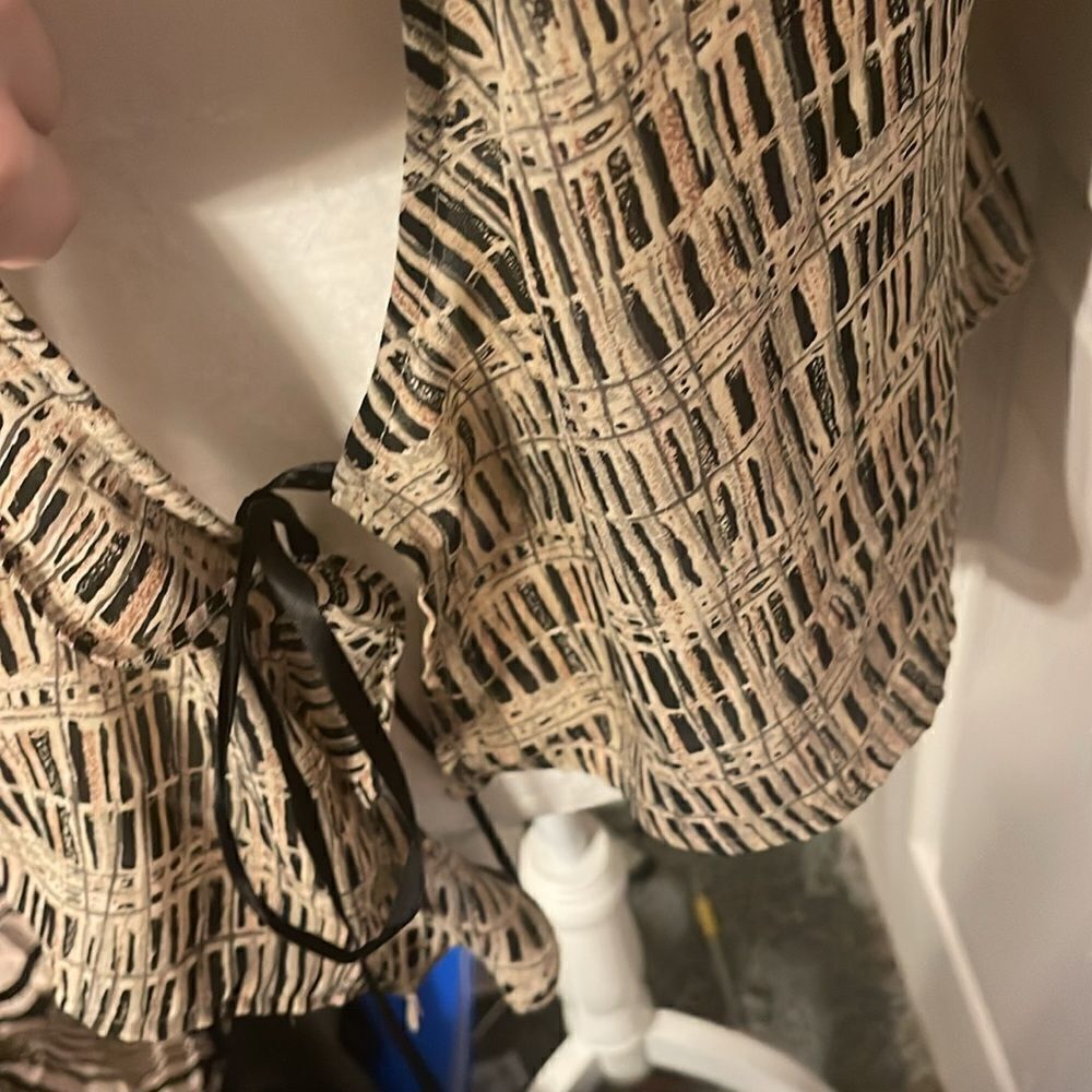 BCBG Maxazria Black&Tan Wrap Blouse Size 6 EUC - Picture 3 of 7
